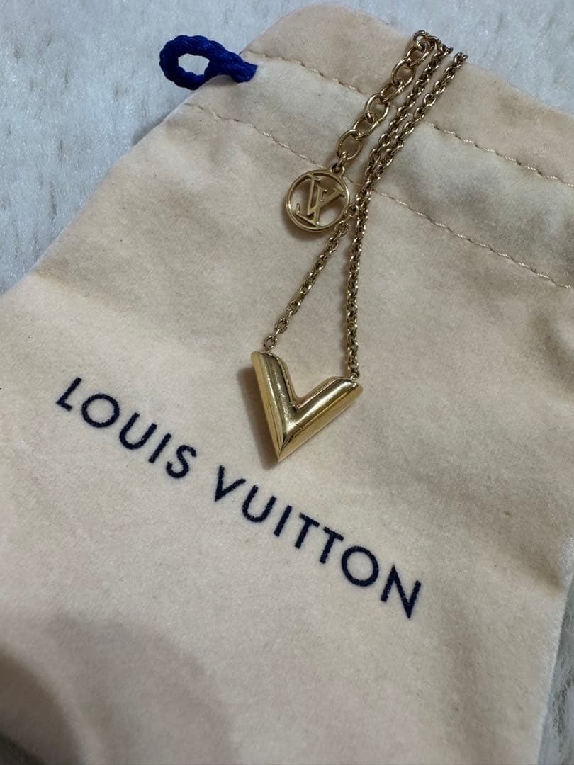 アクセサリー Louis Vuitton Essential V LOUIS VUITTON Essential V Logo Chain Necklace Gold Italy VG | eBay