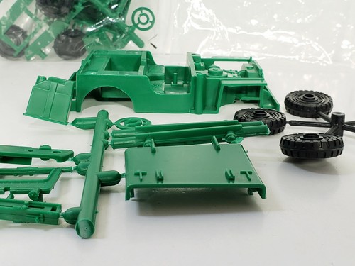 Classic Toy Soldiers WWll Plastic Jeep Type Vehicles lot of 2 Models - Picture 4 of 7