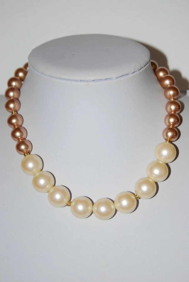 COLLAR GRADUADO VINTAGE MONET COUTURE GRANDE BEIGE Y BLANCO ACRÍLICO IMITACIÓN PERLAS Foto 2 de 4