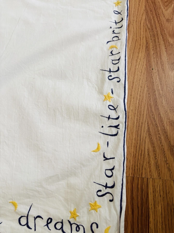 Funda nórdica Pottery Barn para niños bordada para cuna/cama para niños pequeños rimas infantiles blanca Foto 2 de 4