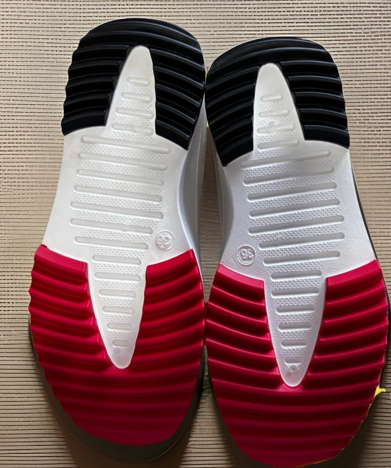 Zapatilla deportiva Disney Minnie Mouse niñas suela alta con tacos•blanca/roja/negra con lazo rojo•6 Foto 3 de 4