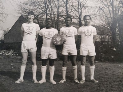Vintage 1950er Junge Männer Sport Mannschaft Gruppe männlicher Körperbau Sport Foto Schnappschuss
