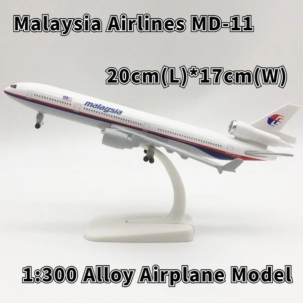 Modellino Aereo Diecast 1:300 - McDonnell Douglas MD-11 Malaysia Airlines - 20cm - Immagine 2 di 4