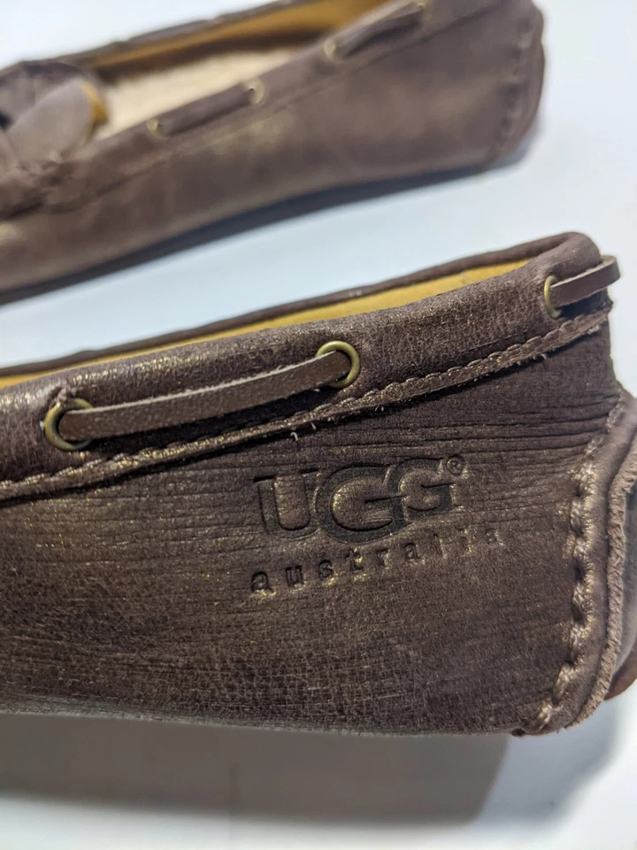 Sapatos de condução UGG marrom com bronze escovado com forro shearling - Imagem 4 de 4