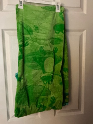 Green Towel with frog patterns - Picture 2 of 3