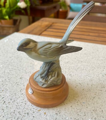 Porzellanvogel der Firma Capodimonte Italien, Holzfuß