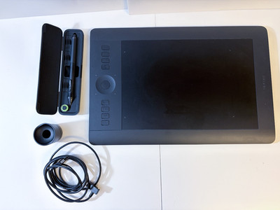 Wacom Intuos Pro Medium PTH-691 Graphics Drawing Tablet Pen Case Nibs stand set