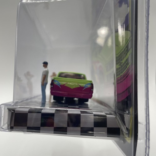M2 Machines M2 Truckin 1990 Chevrolet C1500 SS 454 Diorama - Picture 8 of 10