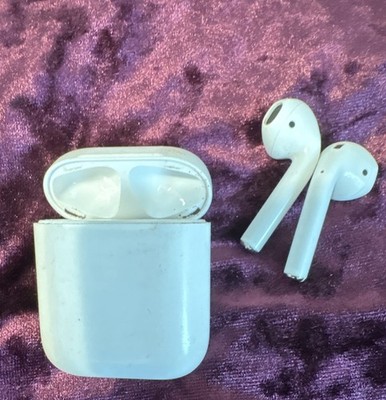 Apple AirPods 1st Gen White Bluetooth Wireless Earbuds w/ Charging Case Mic