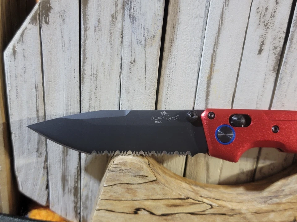 Cuchillo Plegable Bear & Son Bear Ops Nekema Rojo Mango Aluminio 14C28N Hoja Dientes Foto 3 de 4