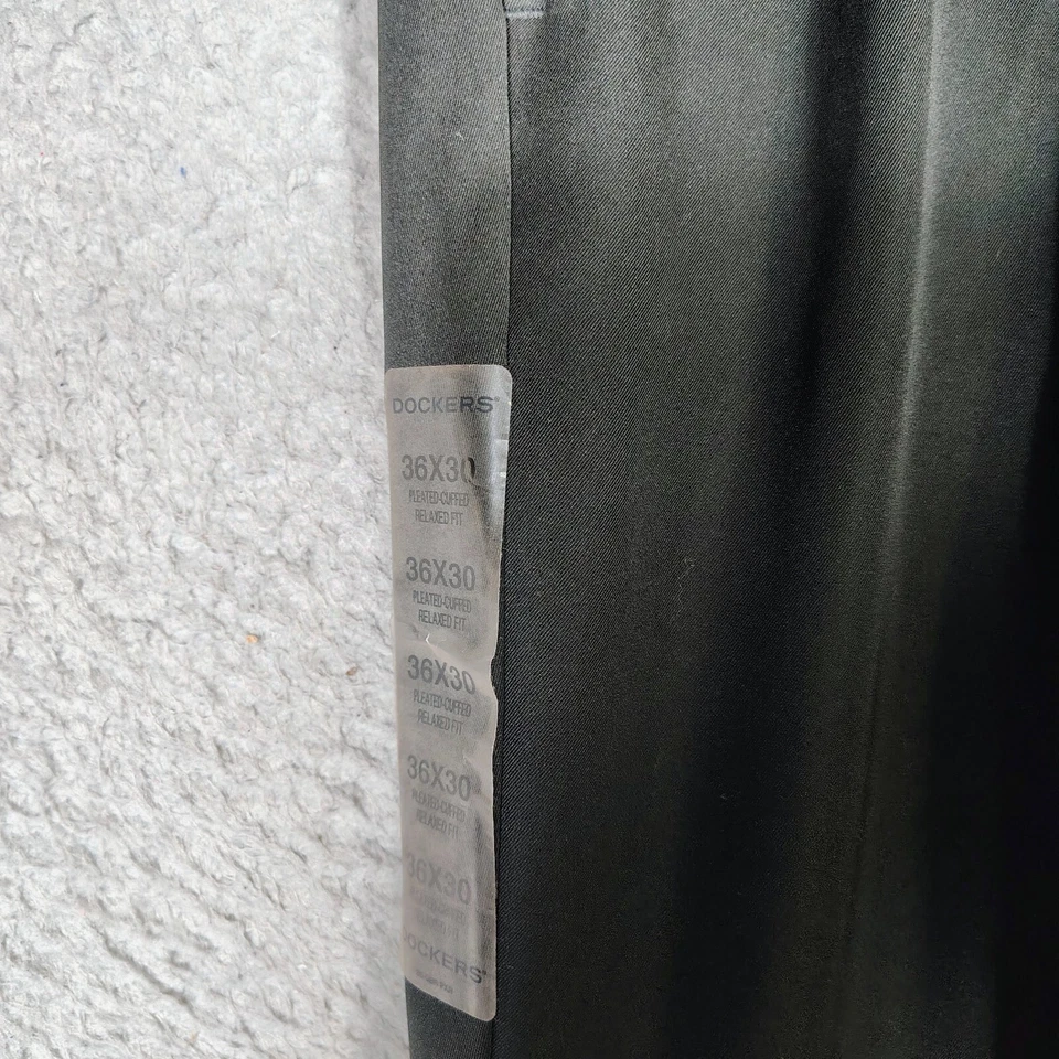 Pantalones Dockers Lincoln para hombre 36x30 negros plisados con puños calce relajado rectos nuevos con etiquetas Foto 4 de 4