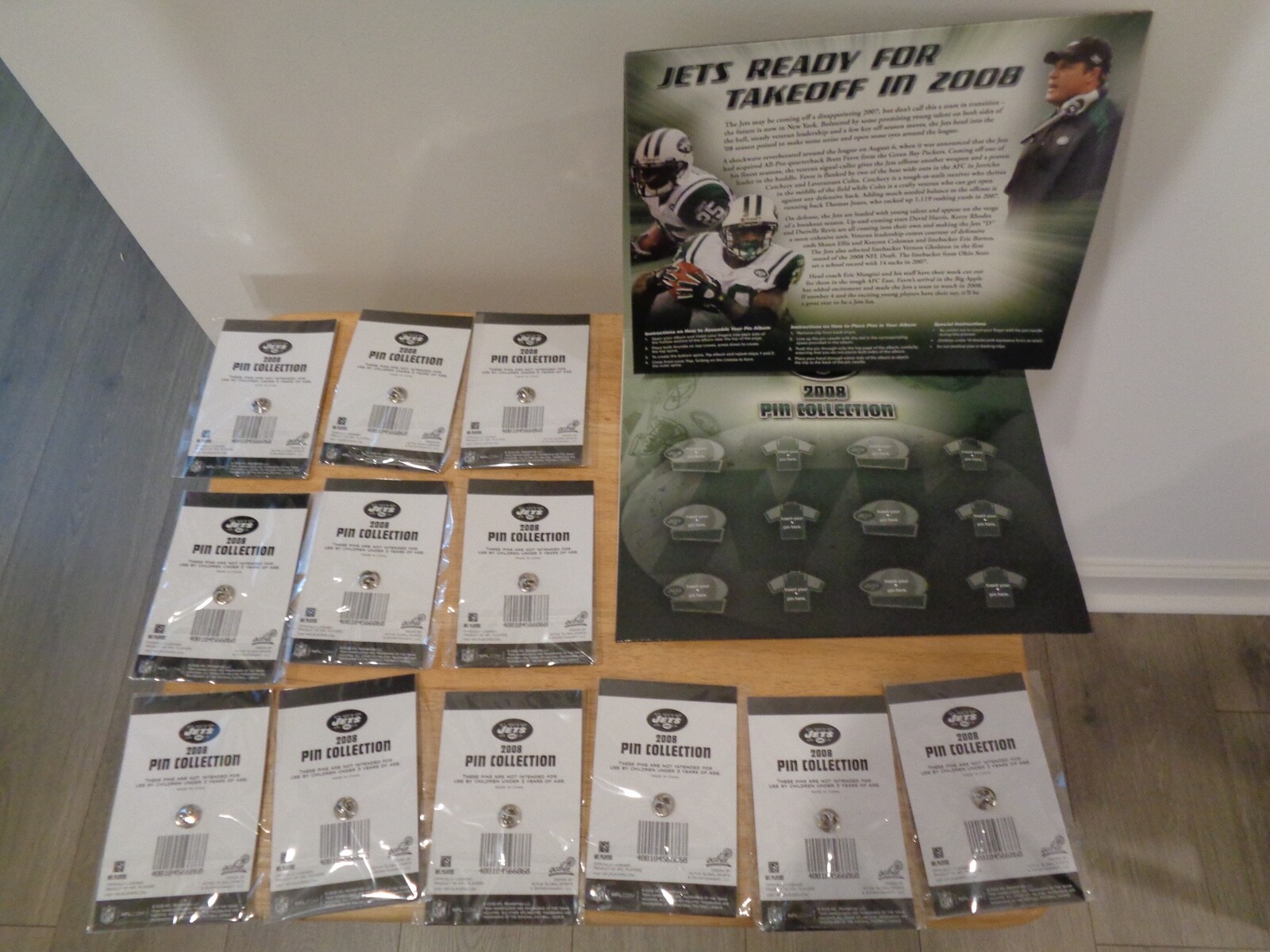 HESS OIL COMPANY 2008 JETS FOOTBALL PIN COLLECTION FOLDER & 12 PINS ALL COMPLETE