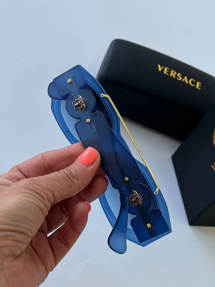 Gafas de sol de moda Versace con montura azul Medusa Foto 4 de 4