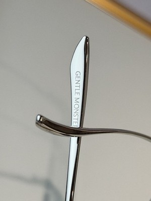 新品未使用　GENTLEMOSTER SID Gentle Monster 2025 Model：LAD Size：51口20-140 板材框架，猫眼设计