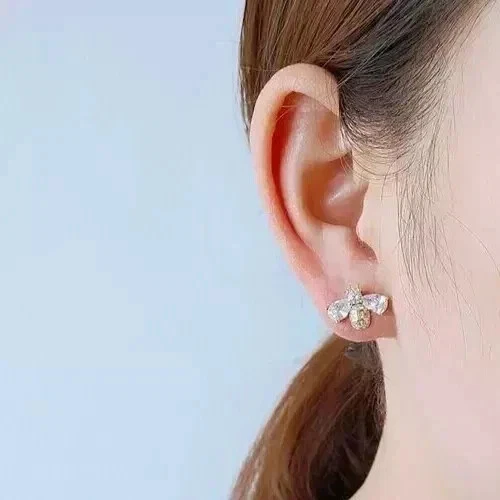 Aretes enchapados en oro amarillo de 14 quilates con diamantes de abeja melífera creados en laboratorio con corte de pera de 2 quilates Foto 2 de 4