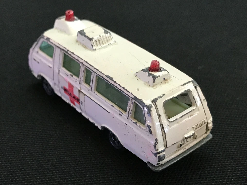 Ambulancia diecast Tomica Toyota Hiace Commuter escala coleccionable 1:64 Foto 3 de 4