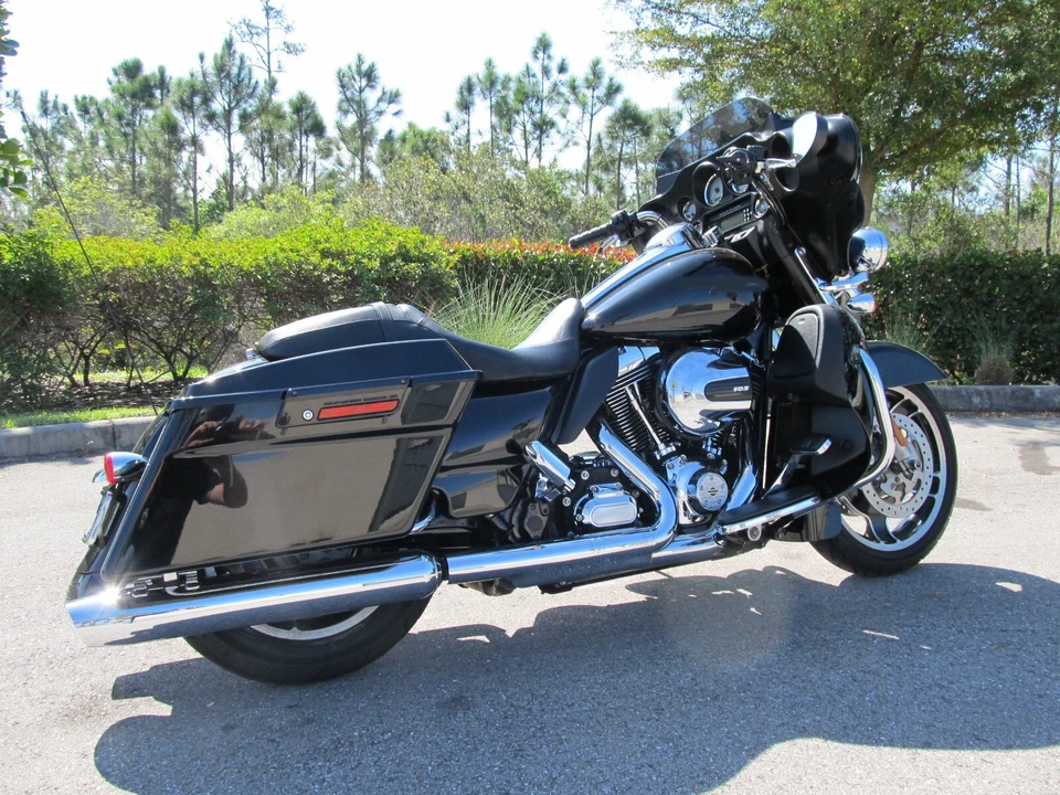 Alforjas rígidas negras vívidas con pestillos para Harley Touring Street Glide 1994-2013  Foto 3 de 4