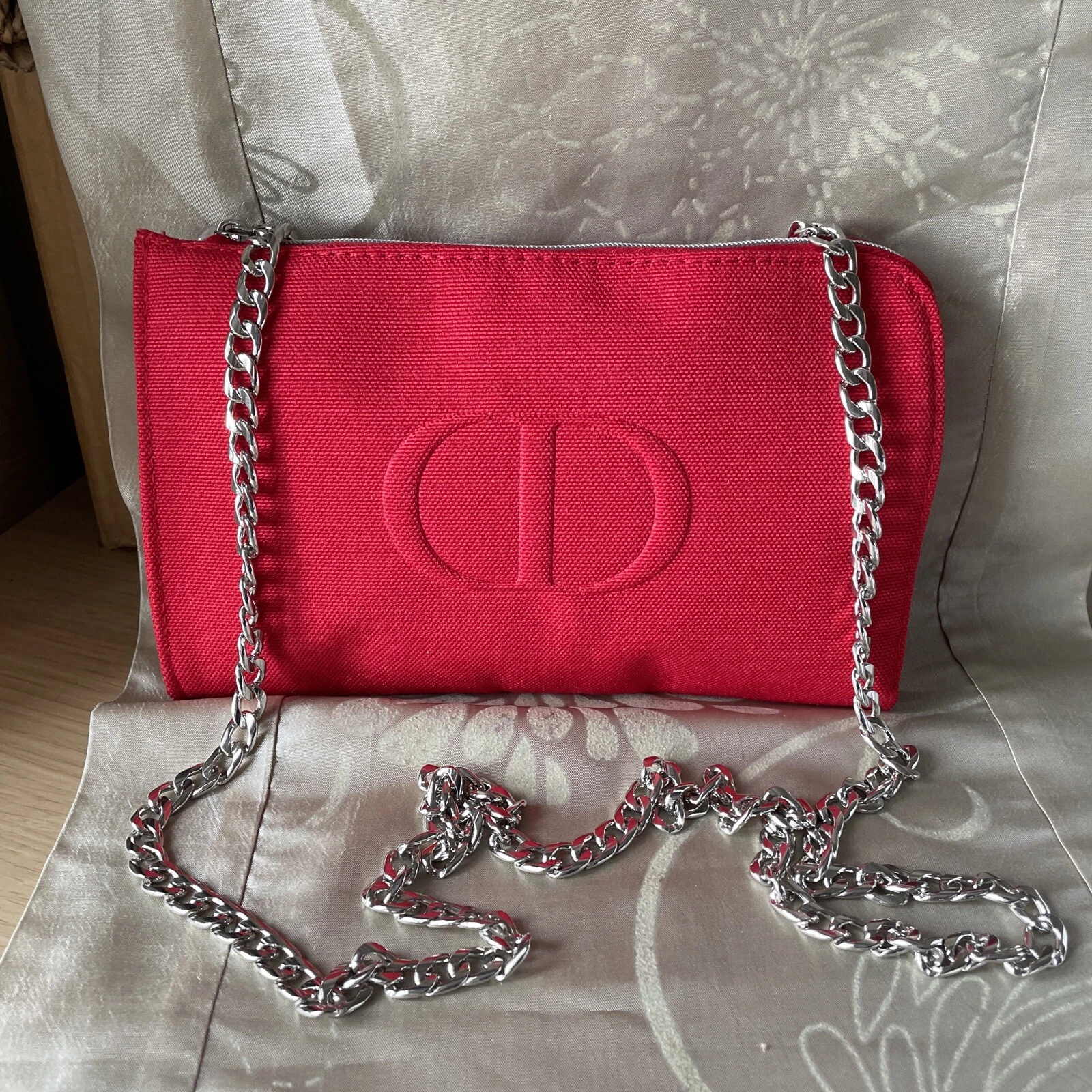 Sac beauté en toile rouge Dior améliorée en sac bandoulière