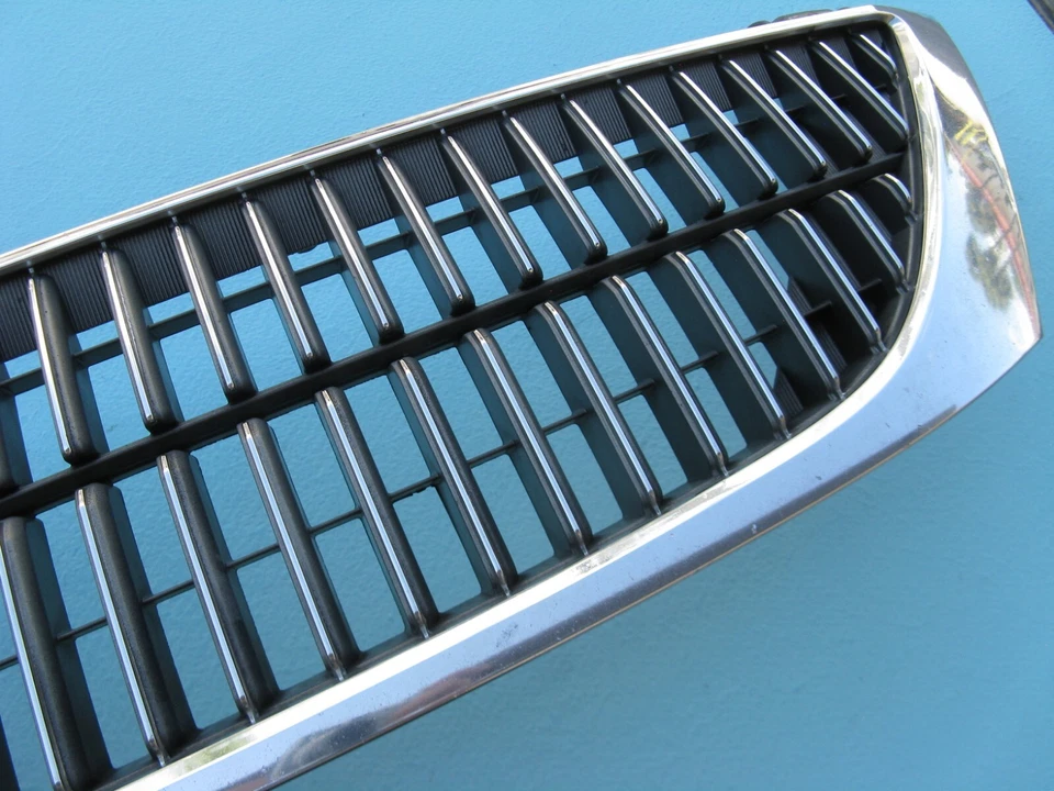 00 01 02 TOYOTA AVALON CAPÔ FRONTAL SUPERIOR EMBLEMA CROMADO USADO FABRICANTE DE EQUIPAMENTO ORIGINAL 53100-AC040 - Imagem 4 de 4