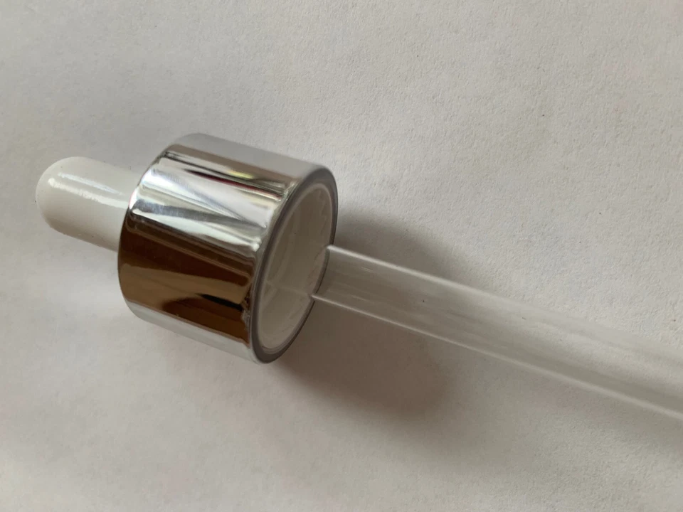 Quantidade: 3.000; Frascos conta-gotas de vidro fosco de 50 ml com bomba/tampa metálica prata - Imagem 3 de 3