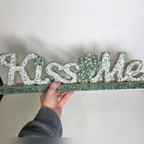 Decoración de mesa grande de madera con cuentas Kiss Me día de San Patricio verde blanco Foto 2 de 4