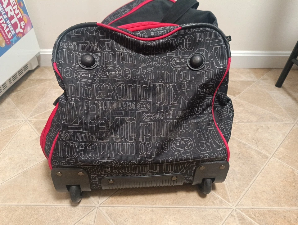 Ecko Unltd. Bolsa de lona con ruedas ilimitada 32" negra y roja Foto 2 de 4