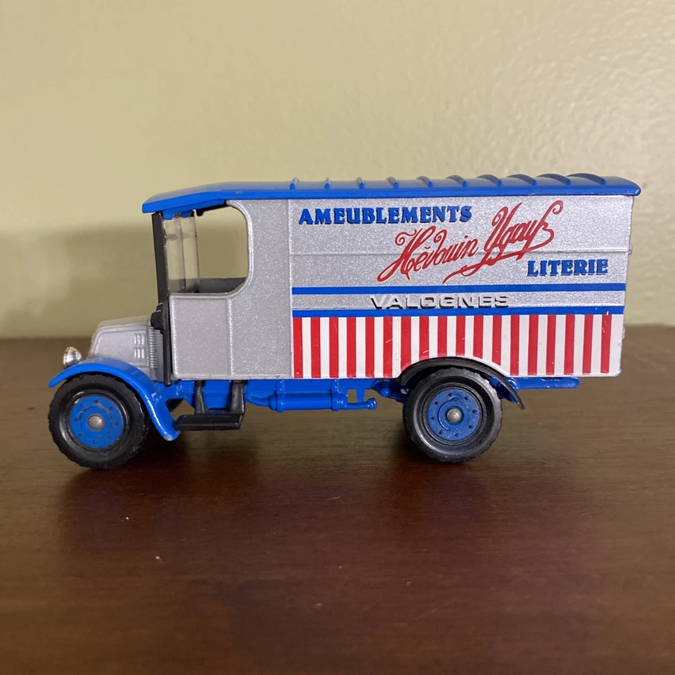 Vintage Corgi Classics Ameublements Literie Valognes Renault Van Diecast - Image 4 of 4