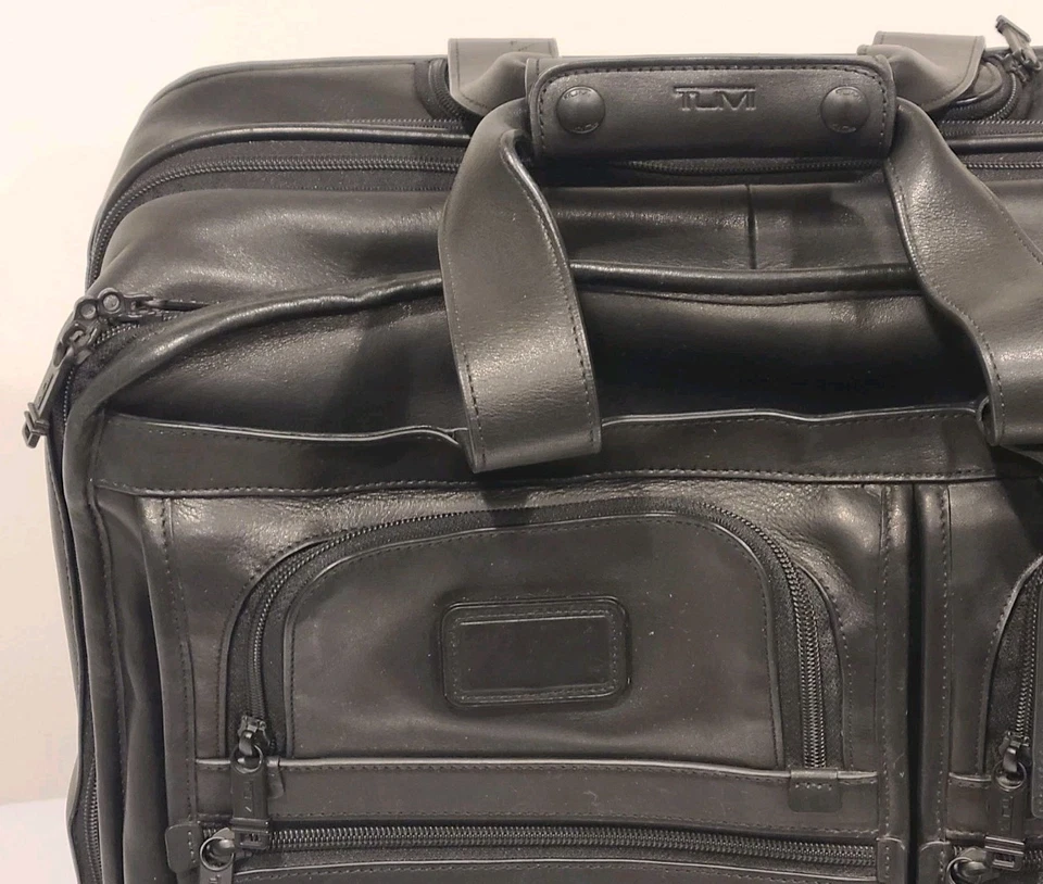 Maletín para portátil TUMI Alpha Deluxe 2 de cuero con ruedas modelo 96103DH negro Foto 3 de 4