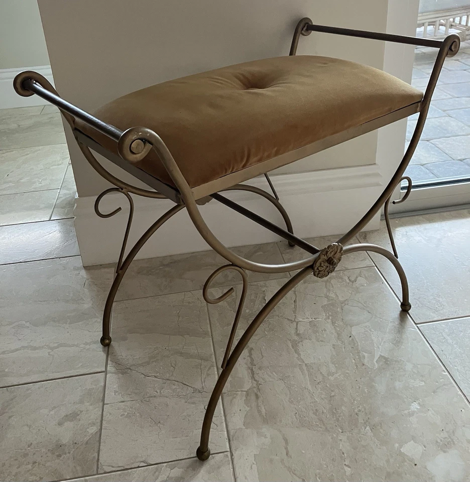 古董镀金黄铜卷曲风格长凳滚动臂带原装天鹅绒靠垫 — 第 3/4 张图片