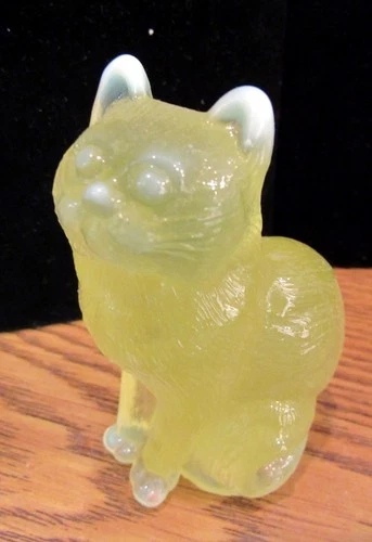 RARE VINTAGE FENTON VASELINE 3" LIGHT YELLOW CAT FIGURE-GLOWS (EZS004318)