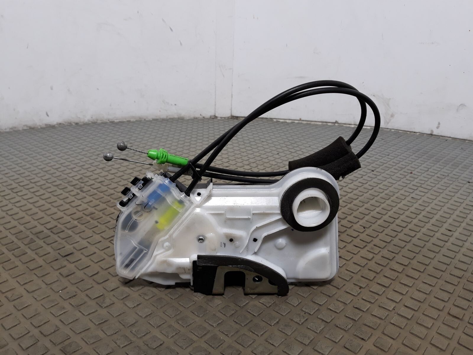 Peugeot 108 Mk1 14-18 5dr O/s Drivers Front Door Lock Catch  