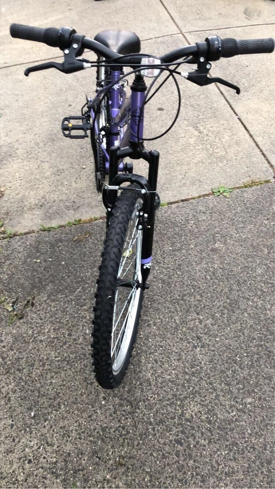 Bicicleta de montaña Huffy 54319P7 24 pulgadas - púrpura. Solo usado dos veces, necesito que se vaya lo antes posible Foto 2 de 4