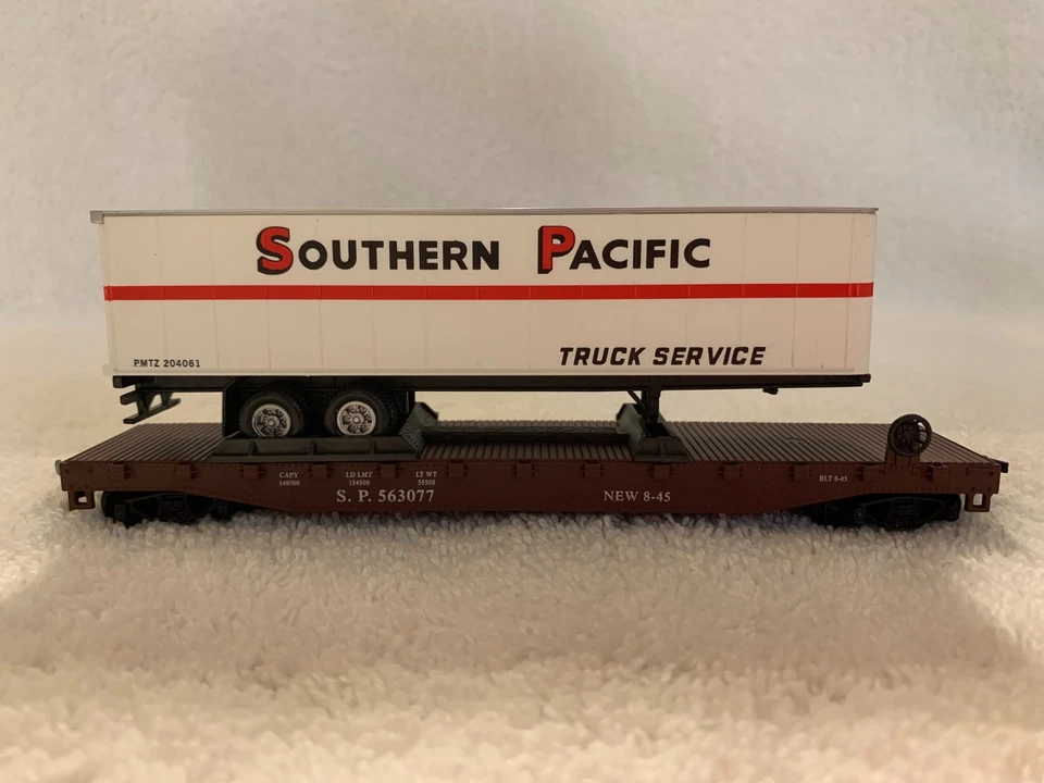 Model Power #8353 HO Scale Southern Pacific 50' Flat Car w/40' Trailer #563077 - Image 2 of 4