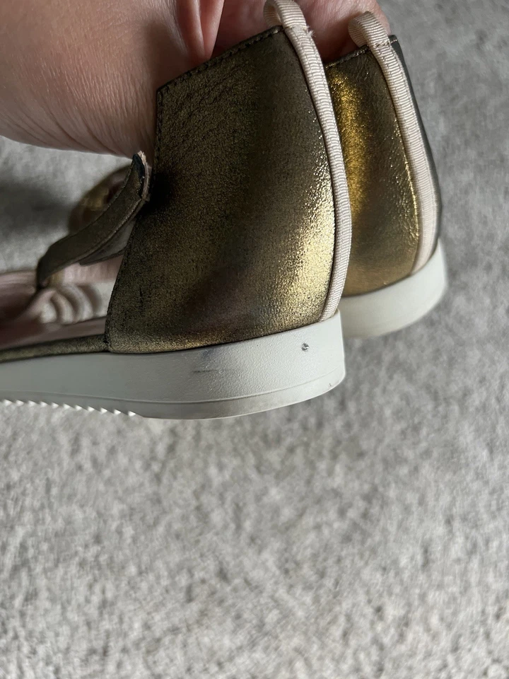 Sarah Jessica Parker SJP Meteor Talla 39 Correa en T Plana Metálica Cuero Dorado Foto 4 de 4