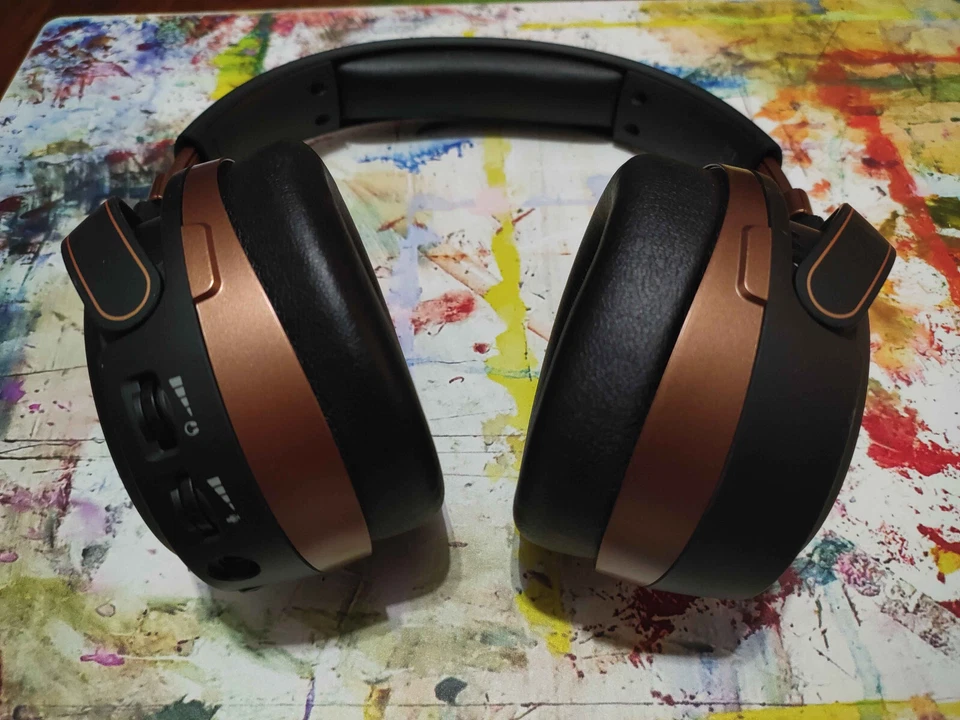 Auriculares inalámbricos para juegos Audeze Mobius Over the Ear 3D - Color de borde de cobre Foto 3 de 4