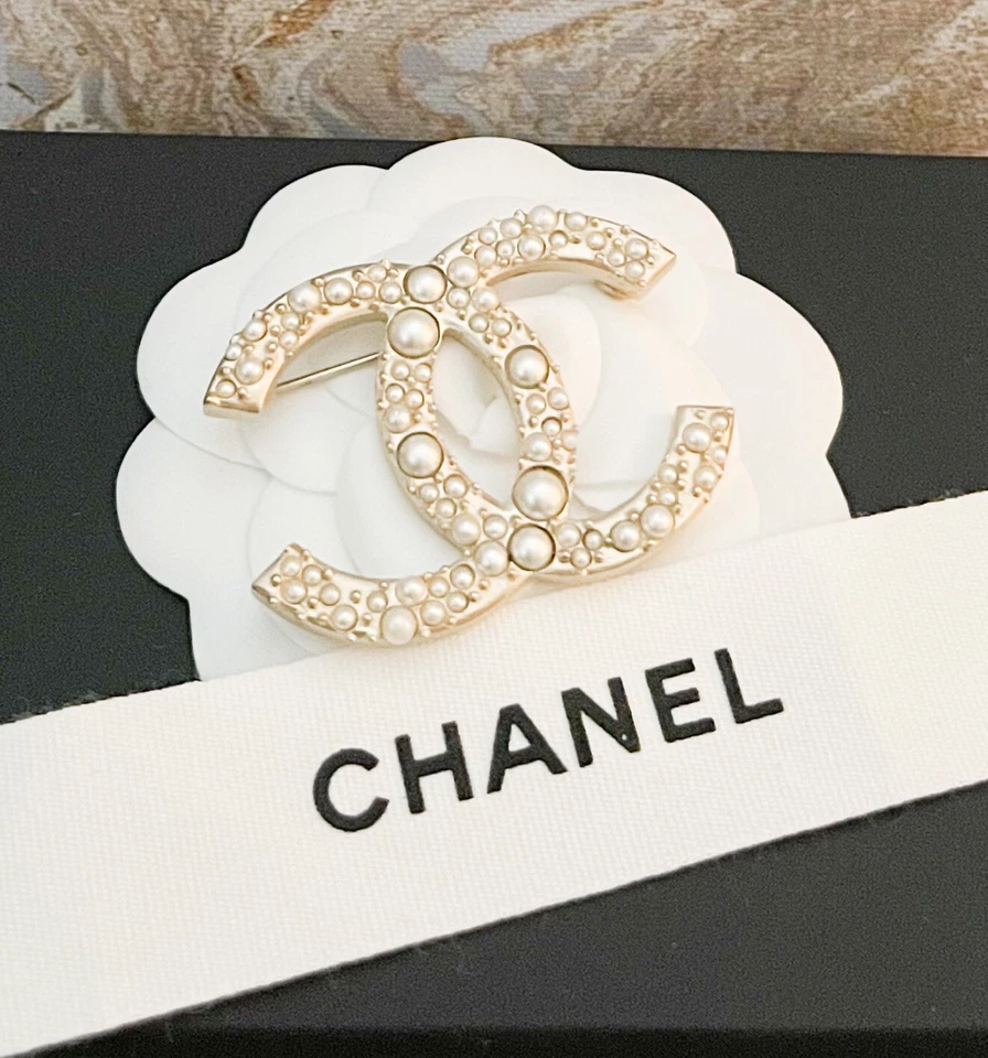 Broche Chanel Grande Perla Oro CC
