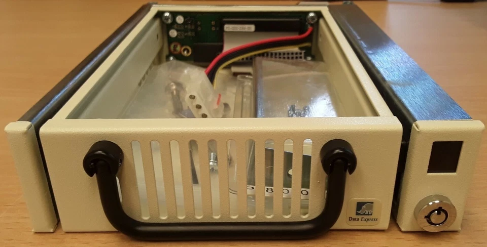 CRU DATAPORT Removable Ultra ATA133 Drive Enclosure (DE100i-A100) - Image 3 of 4