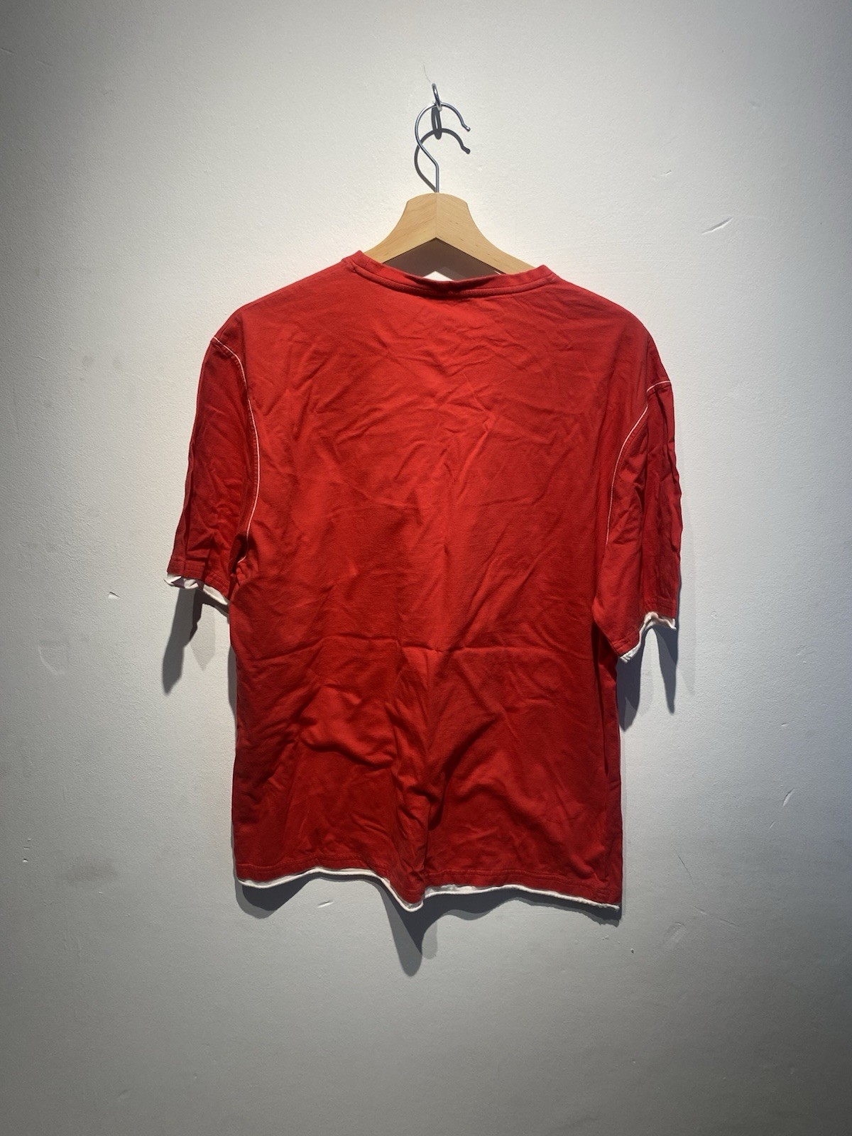 T shirt girocollo vintage YSL Yves Saint Laurent con logo sul petto rossa