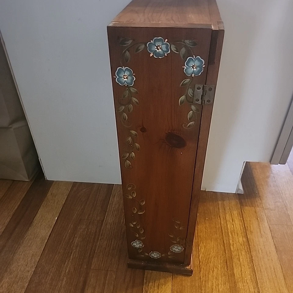 Armario vintage pintado a mano arte popular perforado casa de campo de hojalata hecho en EE. UU. Foto 2 de 4