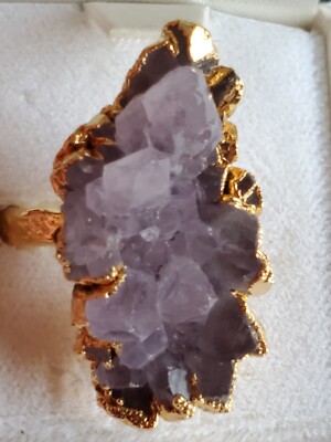 SCHÖNER UNGESCHLIFFENER KRISTALL GEODE ROHER AMETHYST STATEMENT RING - NEIMAN MARCUS -- GR. 6,5