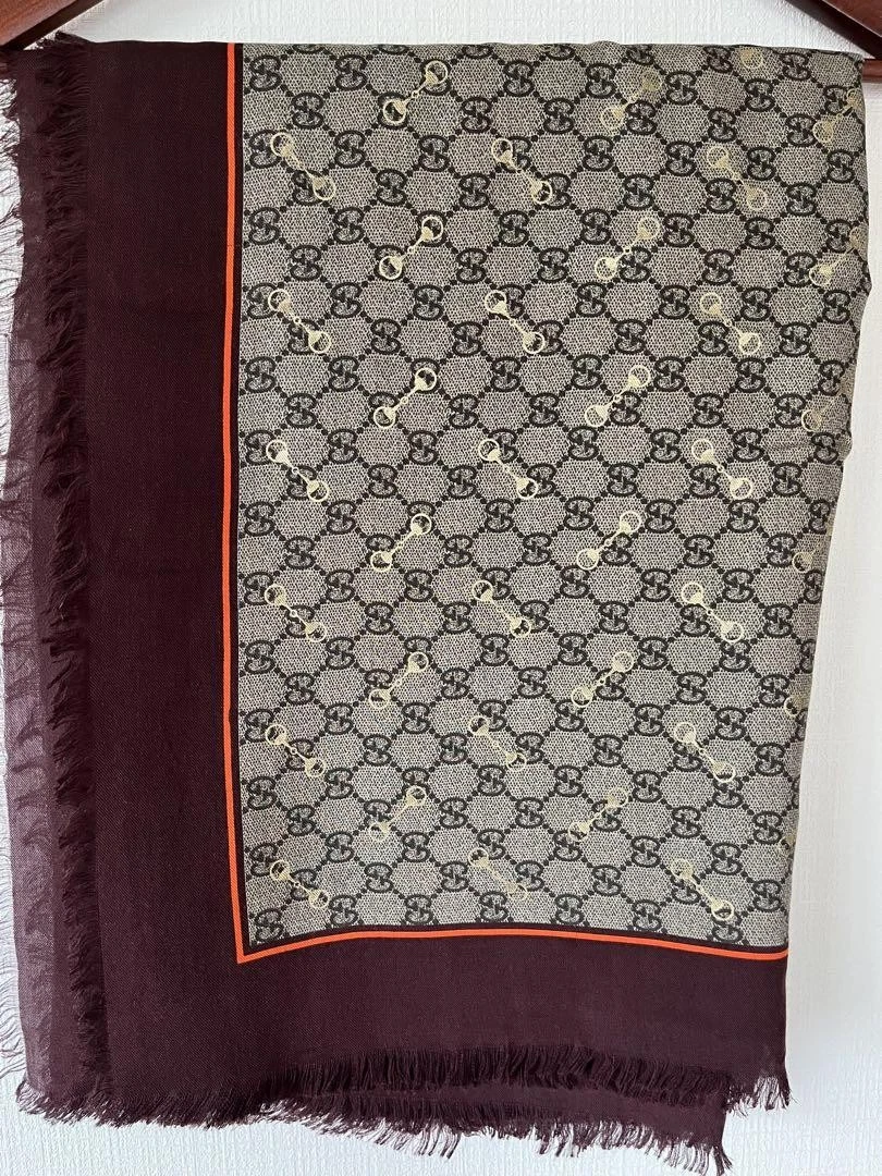GUCCI Grande écharpe en soie beige motif GG avec motif mors de cheval pour femme