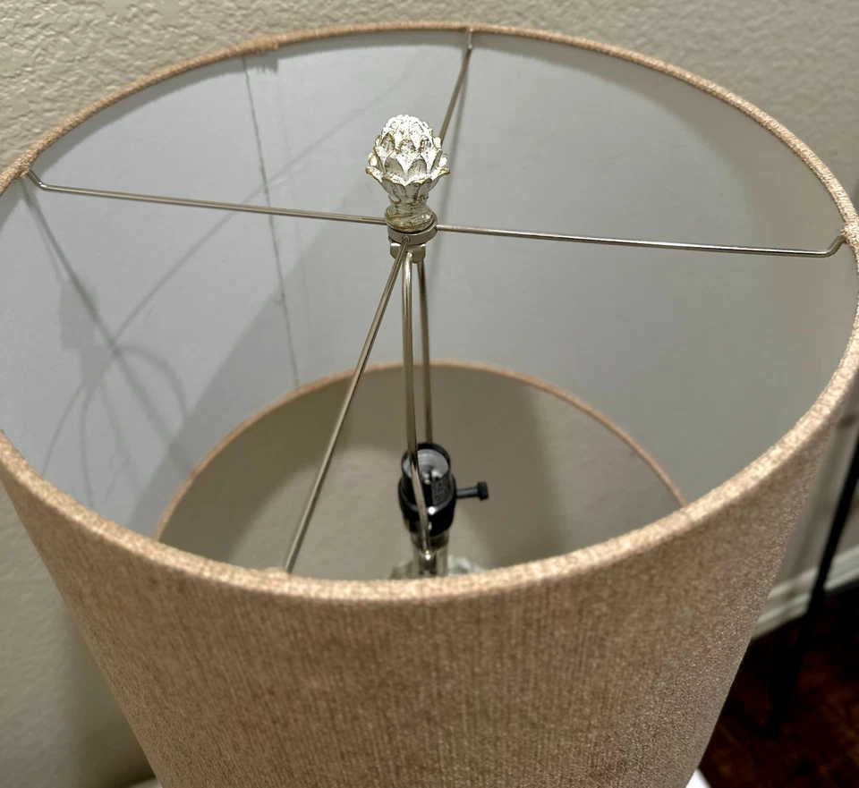 Lámpara de mesa Kirkland's Home blanco roto con detalles dorados pantalla topo forma bellota Foto 2 de 2