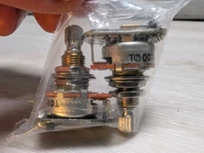 EMG 25ka Solderless B122rH Volume Control Pot Split Shaft Potentiometer Set
