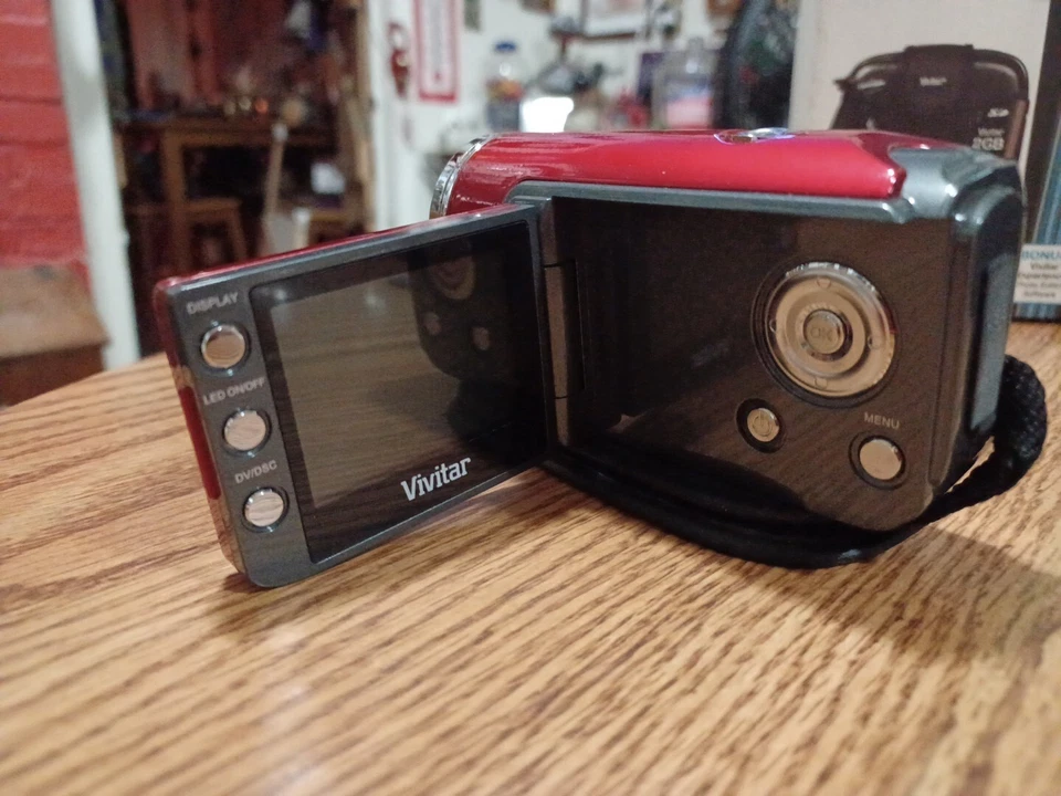 Vivitar DVR 518 Digital Video Recorder Camcorder Red + Vivitar SK425 Kit New - Image 3 of 4