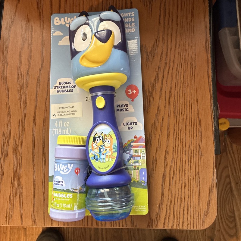 Little Kids BLUEY Light and Sound Musical Bubble Wand, Includes Bubble Solution