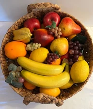 Large Straw Basket w Handles 38 Artificial Fruit and Vegetables Pieces-pre-owned