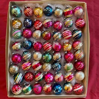 56 VINTAGE 1950s SHINY BRITE 2.5" CHRISTMAS ORNAMENTS IN BOX : STENCIL & STRIPES