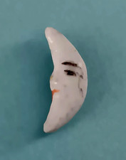 Fève Allemande 1ère époque QUART DE LUNE Porcelaine visage décoré Hr 3cm