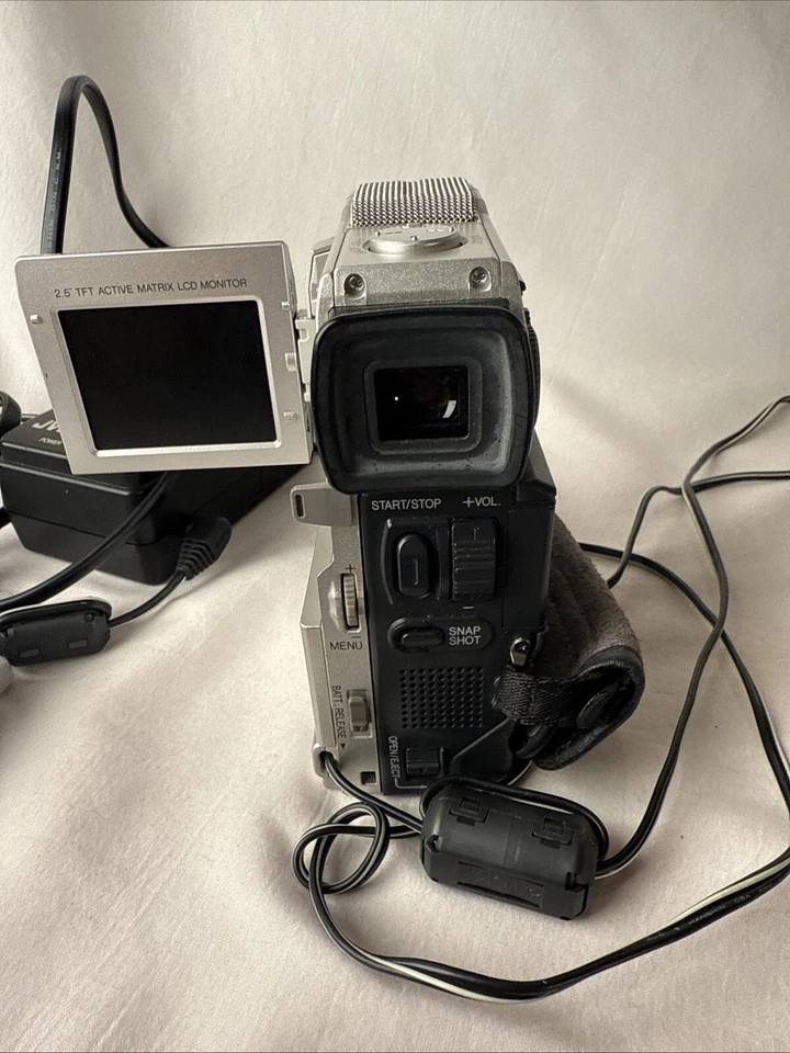 JVC Cybercam GR-DVM90 Mini DV Camcorder W Charger - Image 4 of 4