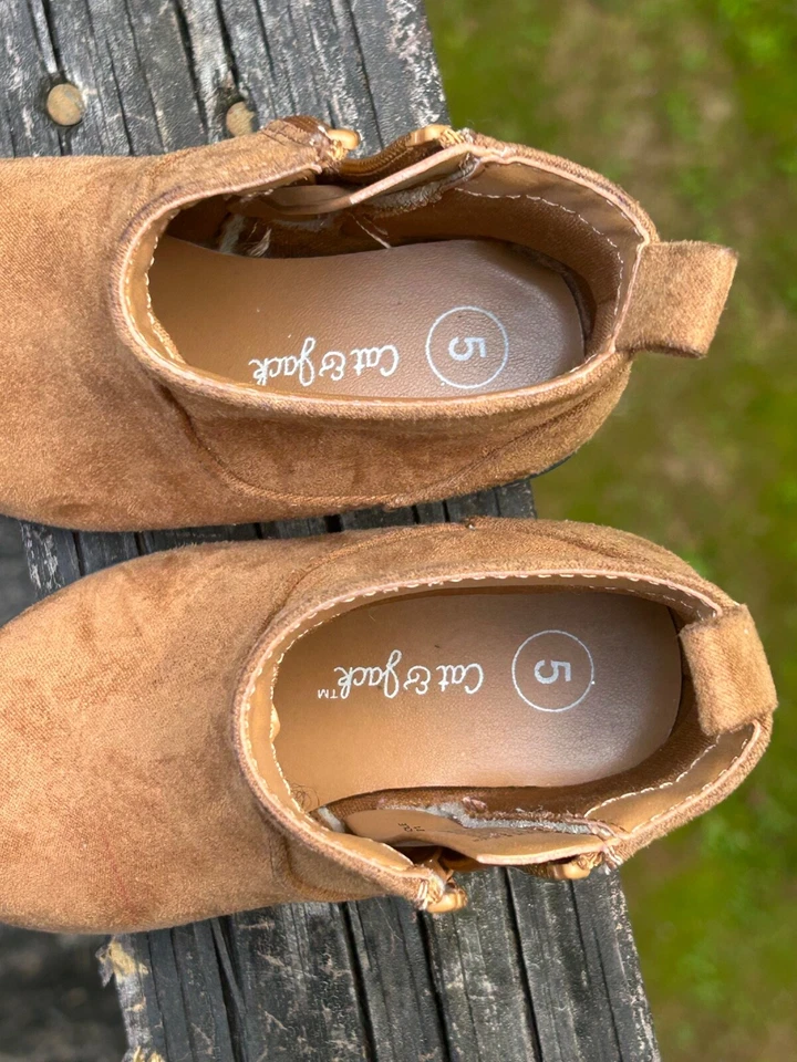 Botas de gamuza tostadas Cat And Jack para niña pequeña con cremallera talla 5 Foto 4 de 4
